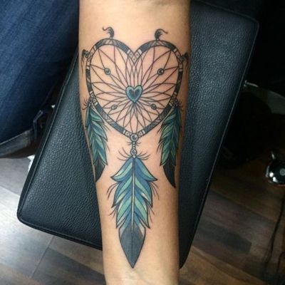  Tatouage attrape rêve en forme de cœur avec des plumes bleues